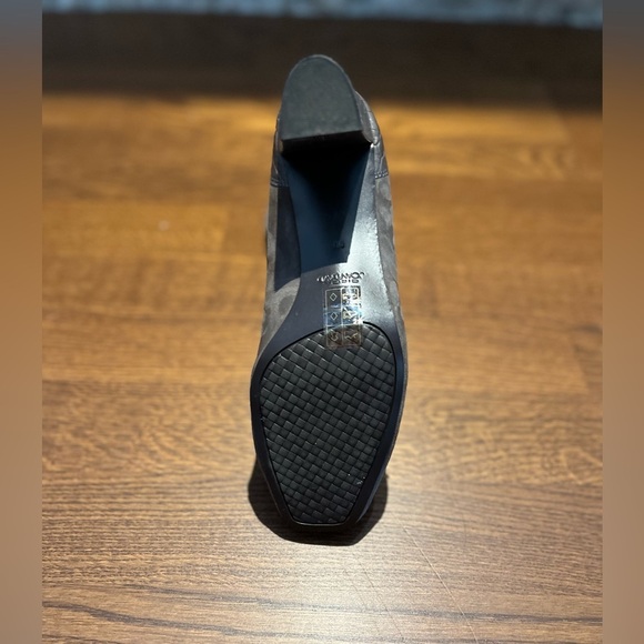 New Without Tags or Box Women’s JOAN DAVID Taupe suede & Alligator Chunky Heels - Picture 5 of 5